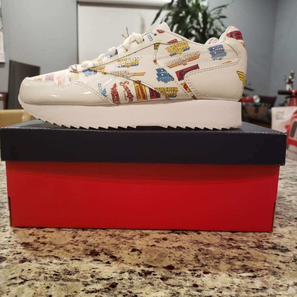 Reebok Classic Wonder Woman Shoe - Picture 4 of 10